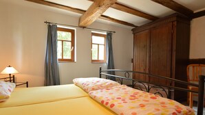 4 bedrooms, individually furnished, bed sheets - Beautiful, Authentic Half-timbered House; Modern Amenities, Garden and Terrace (Beltheim)