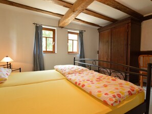 4 bedrooms, individually furnished, bed sheets - Beautiful, Authentic Half-timbered House; Modern Amenities, Garden and Terrace (Beltheim)
