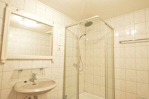 House | Bathroom - Holiday Home in Morscheid-riedenburg With Balcony (Morbach)