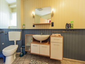 Shower, towels - Lovely Holiday Accommodation in Rennsteig With Covered Terrace and Garden (Wutha-Farnroda)