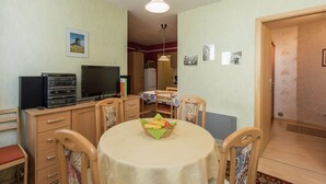 Dining - Lovely Holiday Accommodation in Rennsteig With Covered Terrace and Garden (Wutha-Farnroda)