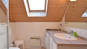 House | Bathroom | Shower - Quaint Holiday Home in Hasselfelde With Terrace (Oberharz am Brocken)