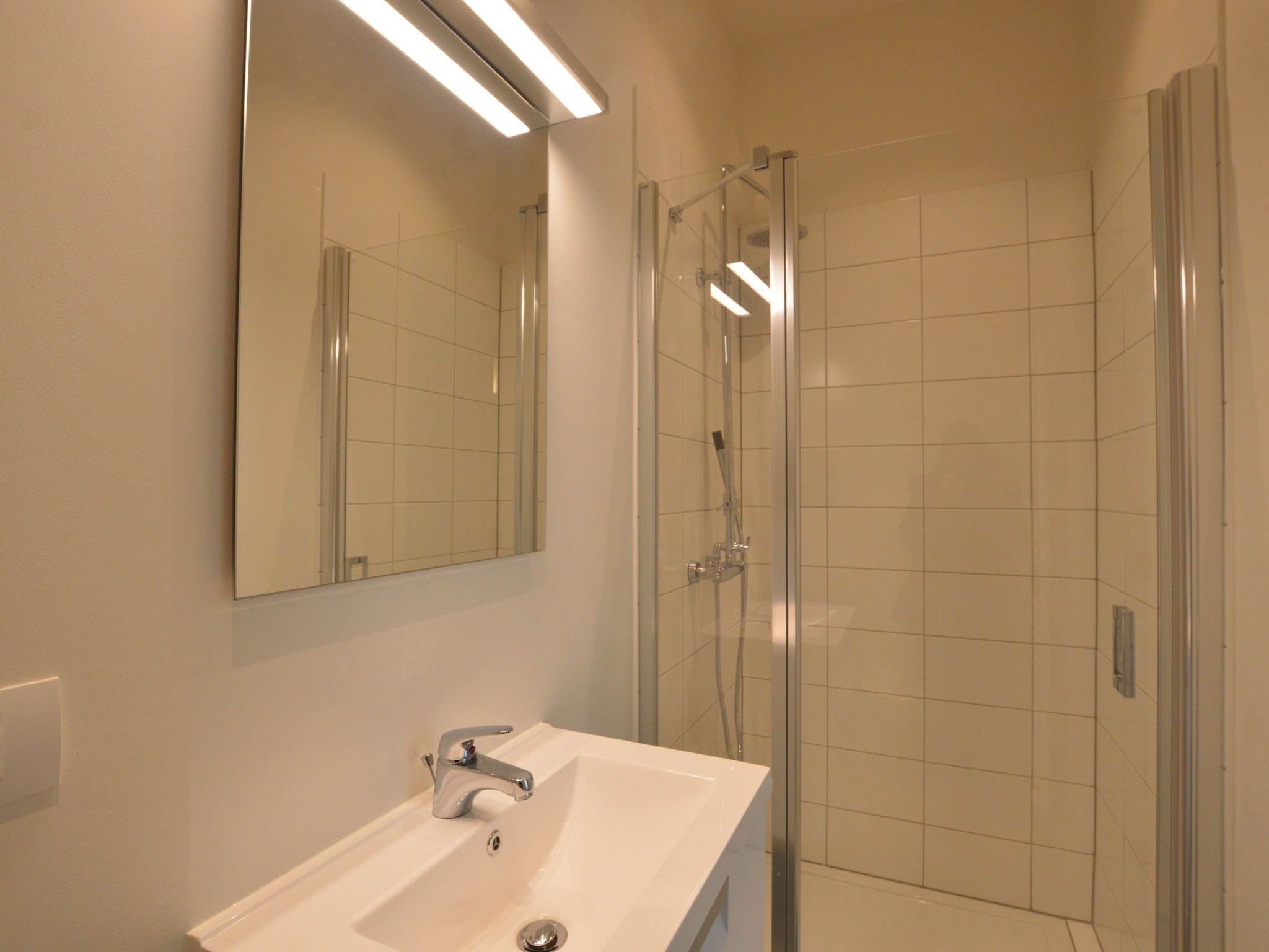 Appartement | Badkamer | Een douche, handdoeken