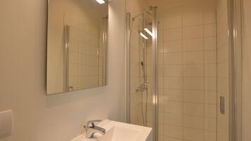 Appartement | Badkamer | Een douche, handdoeken