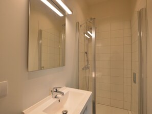 Apartment | Badezimmer | Dusche, Handtücher