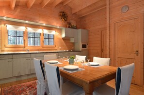 Chalet | Dining - Peaceful Chalet Retreat (Nijlen)