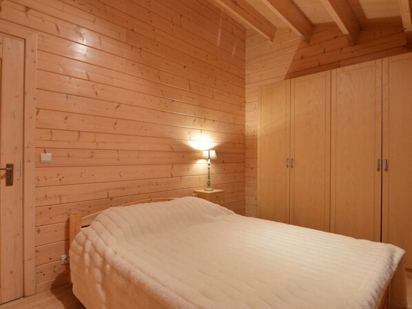 Chalet | 1 bedroom, individually furnished, bed sheets - Peaceful Chalet Retreat (Nijlen)