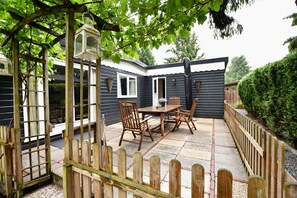 Chalet | Balcony - Chalet in Veluwe Near Sauna Drome (Putten)