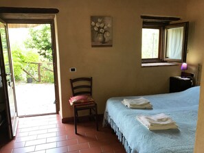 Casa de campo | 1 habitación, muebles diferentes y ropa de cama