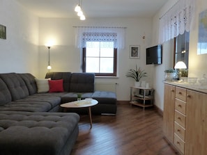 Living room - Cozy Ski Base With Garden (Breitenbrunn/Erzgeb.)