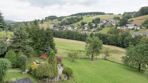 A rural village with houses on rolling hills, surrounded by greenery and trees. - Cozy Ski Base With Garden (Breitenbrunn/Erzgeb.)