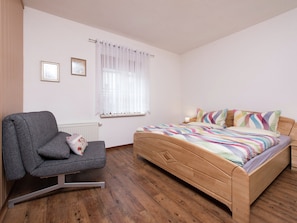 1 bedroom, individually furnished, bed sheets - Cozy Ski Base With Garden (Breitenbrunn/Erzgeb.)