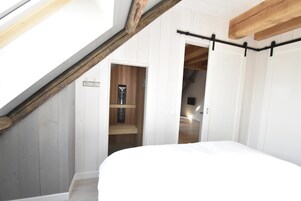 1 bedroom, bed sheets