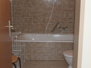 Apartment | Badezimmer | Duschwanne