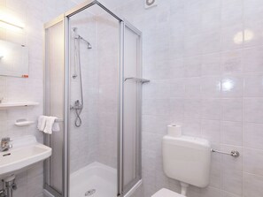 House | Bathroom | Combined shower/tub, towels