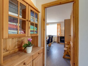 2 Schlafzimmer, individuell eingerichtet, Bettwäsche