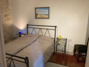 Cottage | 1 bedroom, individually furnished, bed sheets