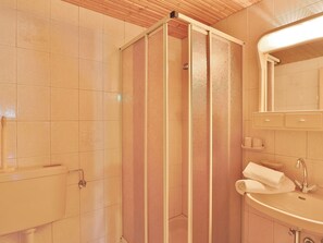 House | Bathroom - Farmhouse in Hopfgarten With Garden, Balcony & Views (Hopfgarten im Brixental)