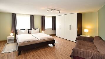 House | 3 bedrooms, individually furnished, iron/ironing board, bed sheets