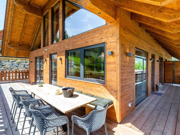 Balcony - Sumptuous Holiday Home in Sankt with Hot Tub & Sauna (Sankt Margarethen im Lungau)