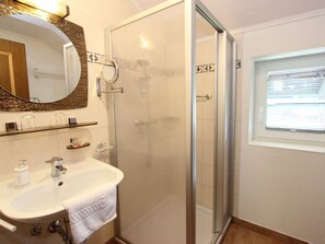 Apartment | Badezimmer | Dusche, Handtücher