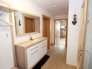 3 Schlafzimmer, Babybetten, Bettwäsche