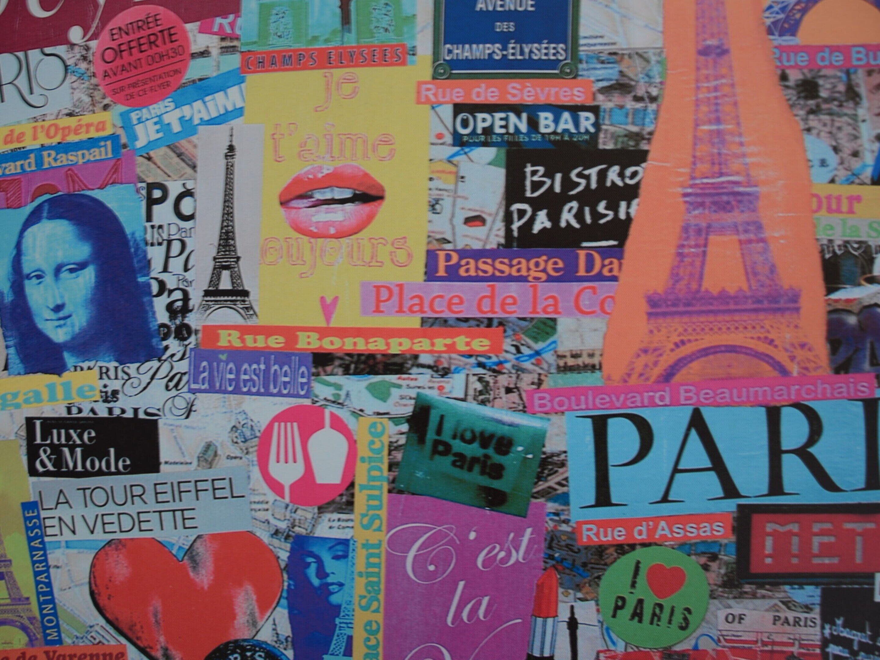 Eine Collage mit Paris-Bezug, darunter Plakate und Schilder mit dem Eiffelturm, der Rue Bonaparte und verschiedenen Pariser Sehenswürdigkeiten.