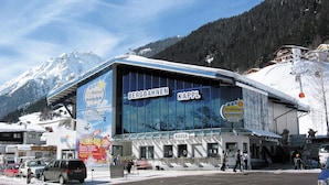 A large building with signage for 'BERGBAHN KAPPL' and 'Schigebiet bis auf 2700m'.