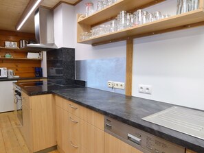 Ferienhaus | Eigene Küche | Kühlschrank, Mikrowelle, Ofen, Geschirrspüler