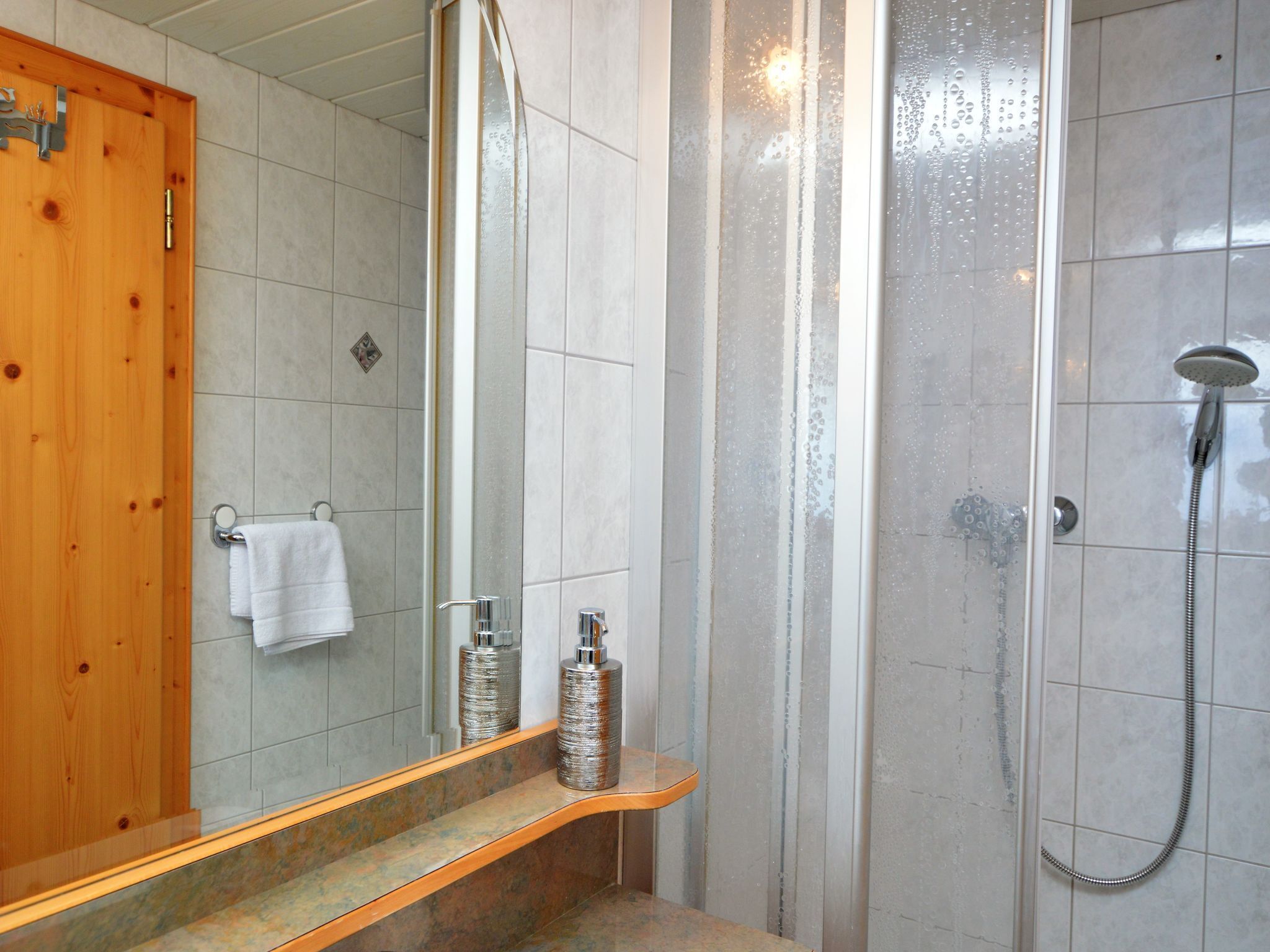 Ferienhaus | Badezimmer | Dusche, Handtücher