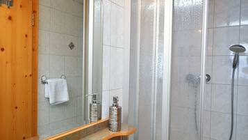 Ferienhaus | Badezimmer | Dusche, Handtücher