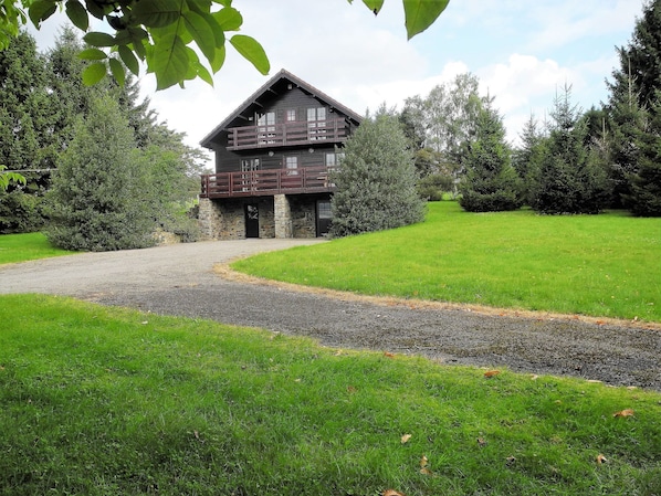Exterior - Wooden Chalet in Saint-hubert With a View and a Garden (Saint-Hubert)