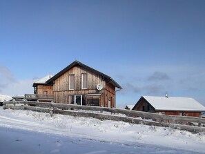 Exterior - Mountain Chalet in Klippitztörl Near Forest With Garden & Parking (Bad Sankt Leonhard im Lavanttal)