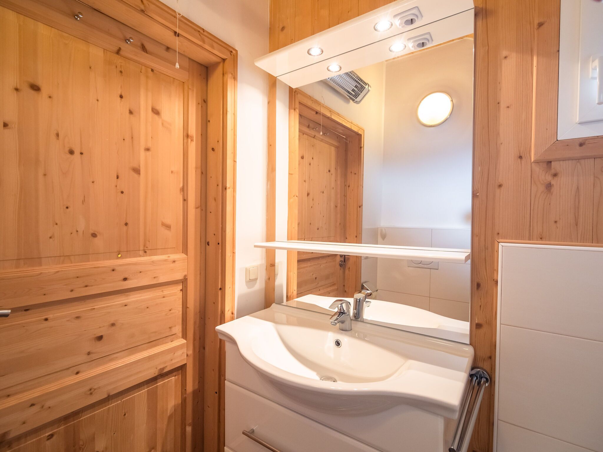 Chalet | Bathroom | Combined shower/bathtub, towels