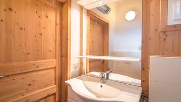 Chalet | Bathroom | Combined shower/bathtub, towels