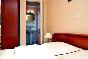 House | 4 bedrooms, individually furnished, iron/ironing board, bed sheets