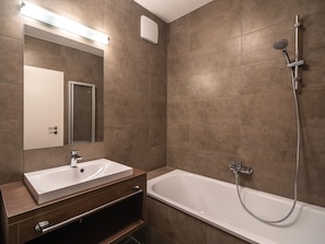 Apartment | Badezimmer | Dusche, Handtücher