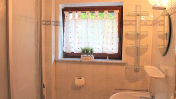 Apartment | Badezimmer | Dusche, Handtücher