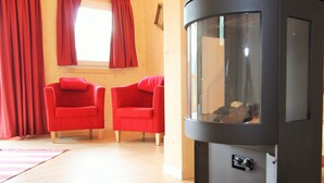 4 kamar tidur dan dilengkapi dengan perabotan berbeda-beda