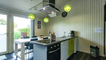 Chalet | Dapur pribadi | Microwave dan kursi makan untuk bayi