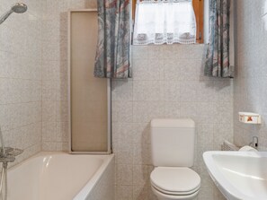 Combined shower/tub, towels
