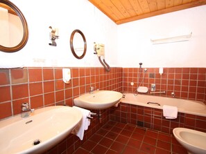 Apartment | Badezimmer | Badewanne, Handtücher