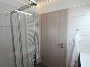 House | Bathroom - Nice Apartment in Detached House with Large Garden near Town Center & Ski Slope (Kotschach-Mauthen)
