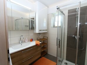 Bathroom - Nice Apartment in Detached House with Large Garden near Town Center & Ski Slope (Kotschach-Mauthen)