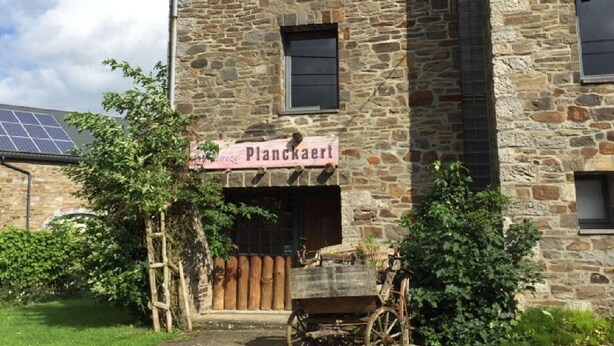 A stone building with a sign reading "Planckarte". - Cozy Holiday Home in Lesterny near Lake (Nassogne)