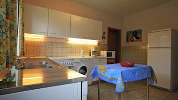 House | Private kitchen | Microwave, dishwasher, coffee/tea maker, high chair