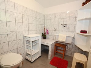 Combined shower/bathtub, towels - Cozy Apartment in Tyrol With Terrace (See)