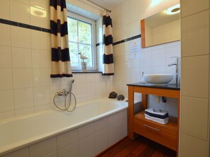 Cottage | Bathroom | Bathtub - Charming Apartment with Access to Outdoor Hot Tub in Green Condroz Valley (Ouffet)