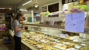 Eine Theke in einer Bäckerei mit einer Auswahl an Gebäck und Desserts.