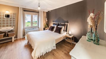 House | 9 bedrooms, individually furnished, bed sheets